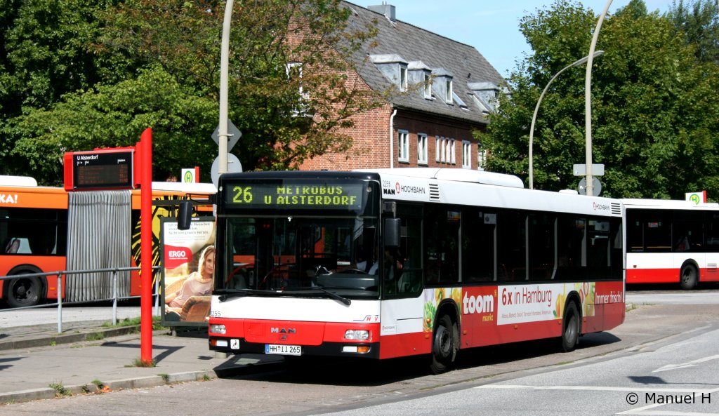 Hochbahn 2355 (HH II 265) macht Werbung fr Toom.
Aufgenommen in Alsterdorf, 21.8.2010.