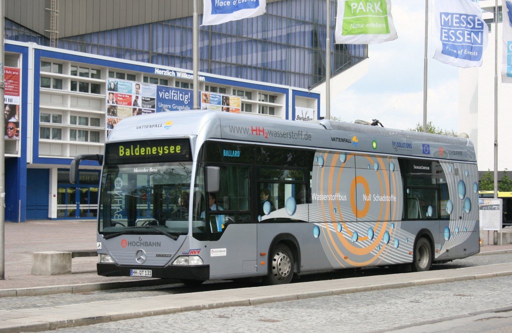 Hochbahn 2371 (HH QT 131) fhrt von der Gruga zum Baldeneysee.
Er wird in 20 Minuten sein Ziel erreicht haben.
Im Hintergrund ist die Grugahalle zu erkennen.
16.5.2010