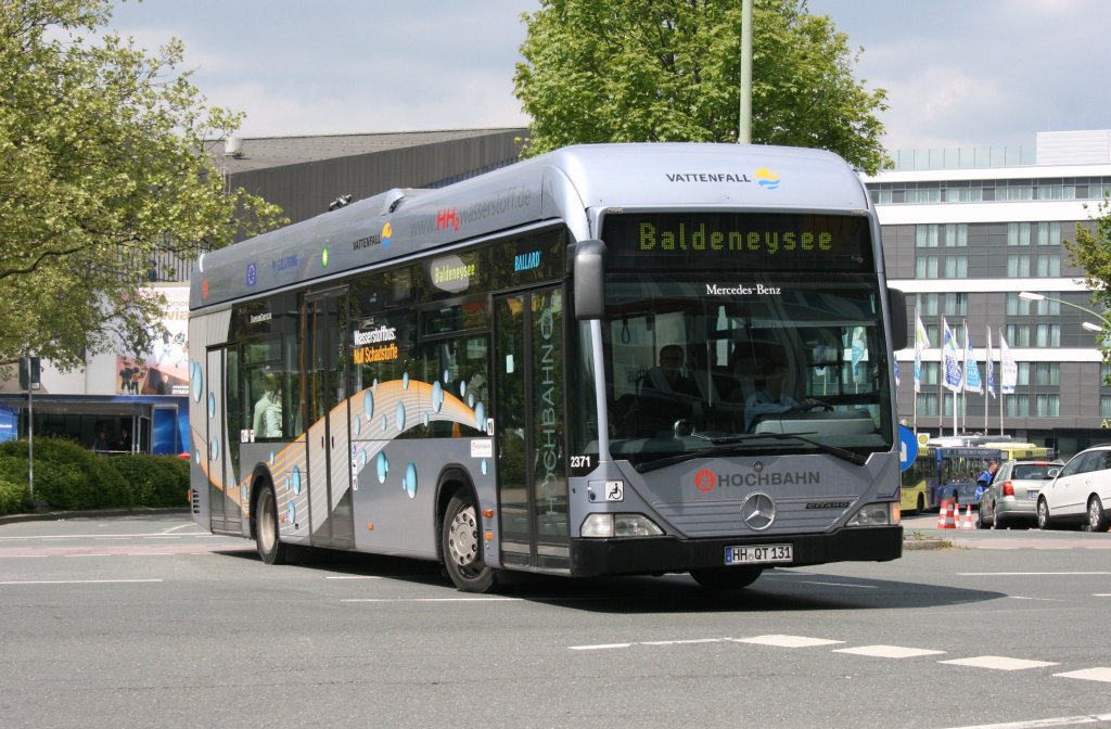Hochbahn 2371 (HH QT 131) fuhr am Brgertag der Hydrogen Energy Conference 2010 zwischen Gruga und Baldeneysee.
Hier ist der Bus gerade an der Grugahalle Richtung Baldeneysee abgefahren.
16.5.2010