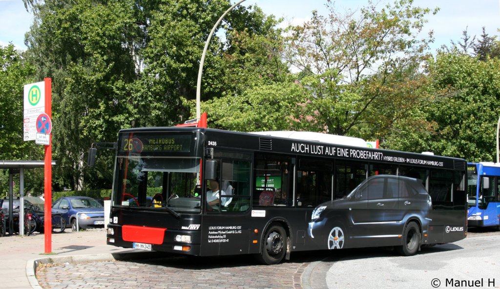 Hochbahn 2435 (HH HN 2435) macht Werbung fr Lexus.
Aufgenommen in Alsterdorf, 21.8.2010.