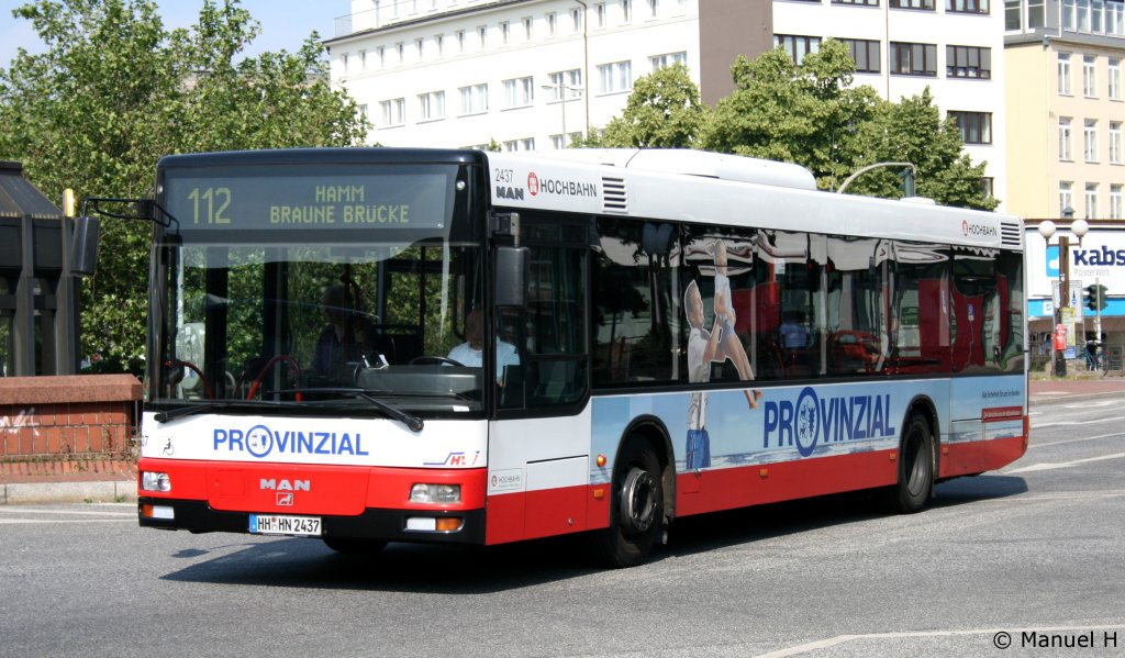 Hochbahn 2437 (HH HN 2437) wirbt fr die Provinzial.
Altona ZOB, 3.7.2010.