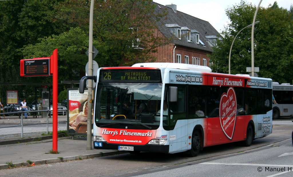 Hochbahn 2613 (HH HN 2613) macht Werbung fr Harrys Fliesenmarkt.
Aufgenommen in Alsterdorf, 21.8.2010.