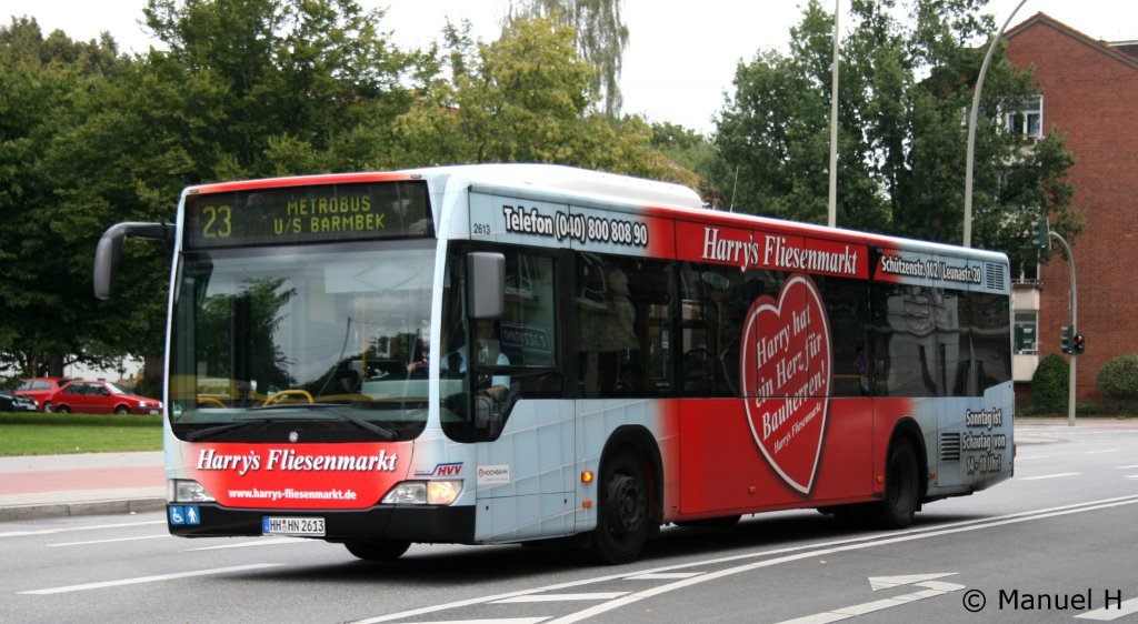 Hochbahn 2613 (HH HN 2613) macht Werbung fr Harrys Fliesenmarkt.
Aufgenommen am ZOB Barmbek, 2.9.2010.