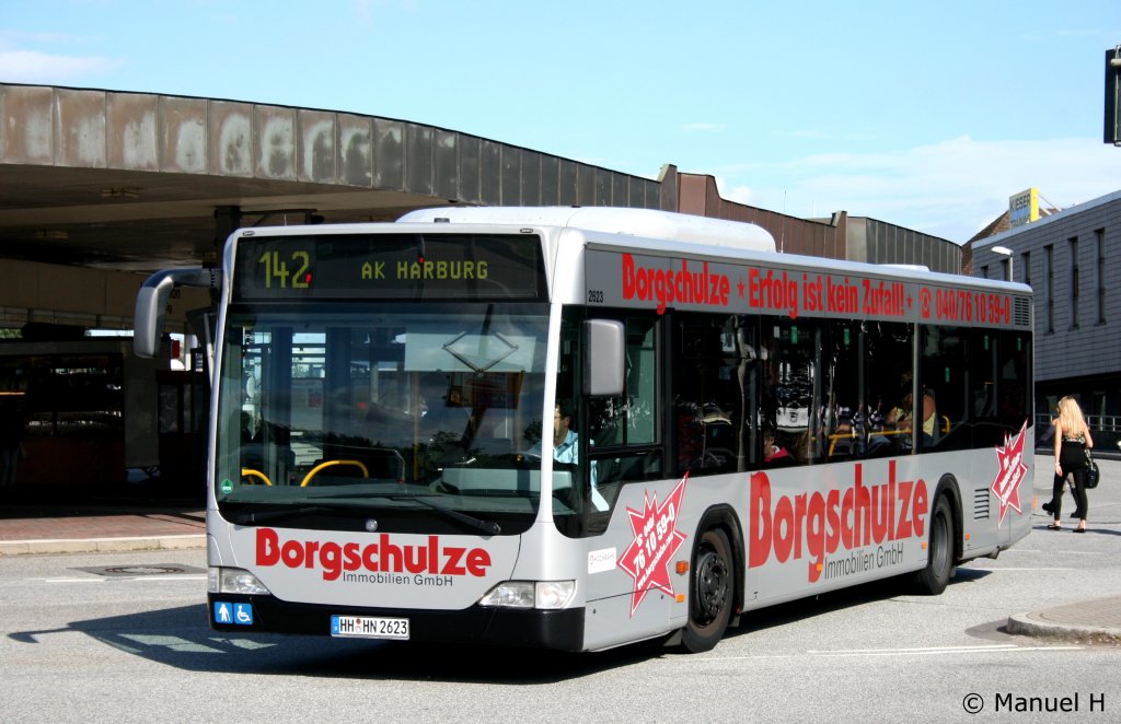 Hochbahn 2623 (HH HN 2623) macht Werbung fr Borgschulze.
Aufgenommen am ZOB Harburg, 21.8.2010.