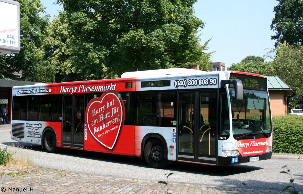 Hochbahn 2632 (HH HN 2632) macht Werbung fr Harrys Fliesenmarkt.
Niendorf Markt, 3.7.2010.