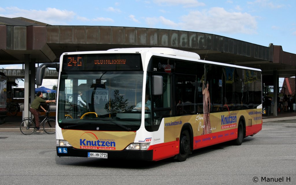 Hochbahn 2715 (HH HN 2715) macht Werbung fr Knutzen.
Aufgenommen am ZOB Harburg, 21.8.2010.
