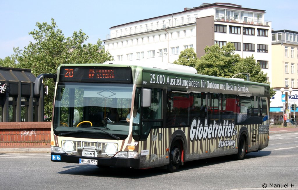 Hochbahn 2737 (HH HN 2737) macht Werbung fr Globetrotter.
Altona ZOB, 3.7.2010.