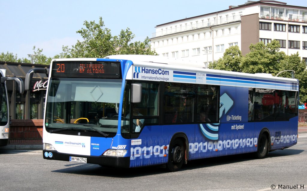 Hochbahn 2742 (HH HN 2742) mit Werbung fr Hansecom.
Altona ZOB, 3.7.2010.