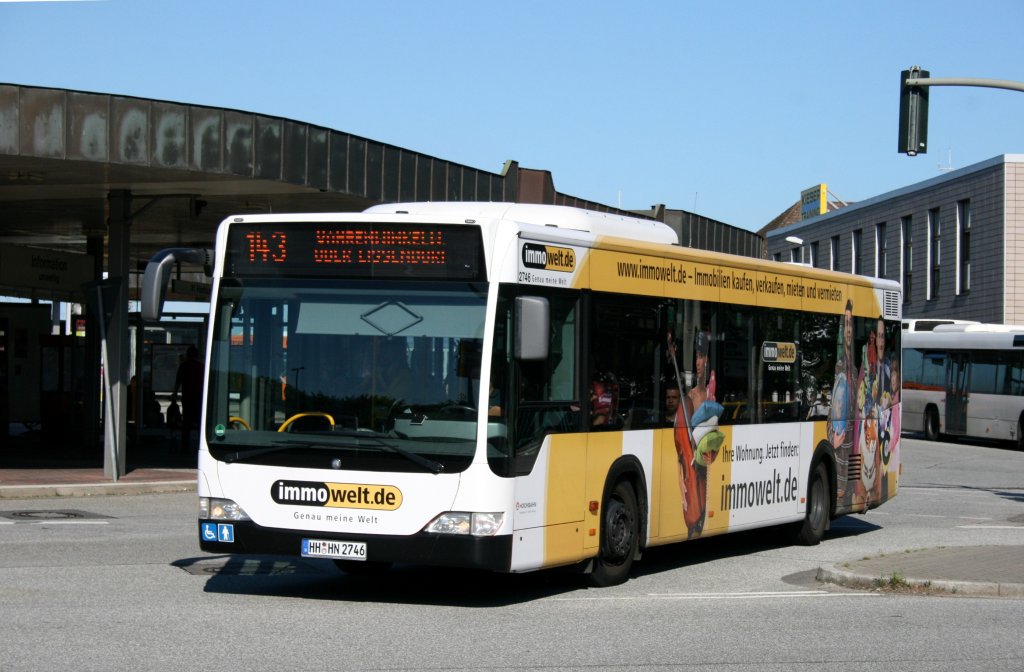 Hochbahn 2746 (HH HN 2746) mit Werbung fr Immo Welt.
Hamburg Harburg ZOB, 17.6.2010.