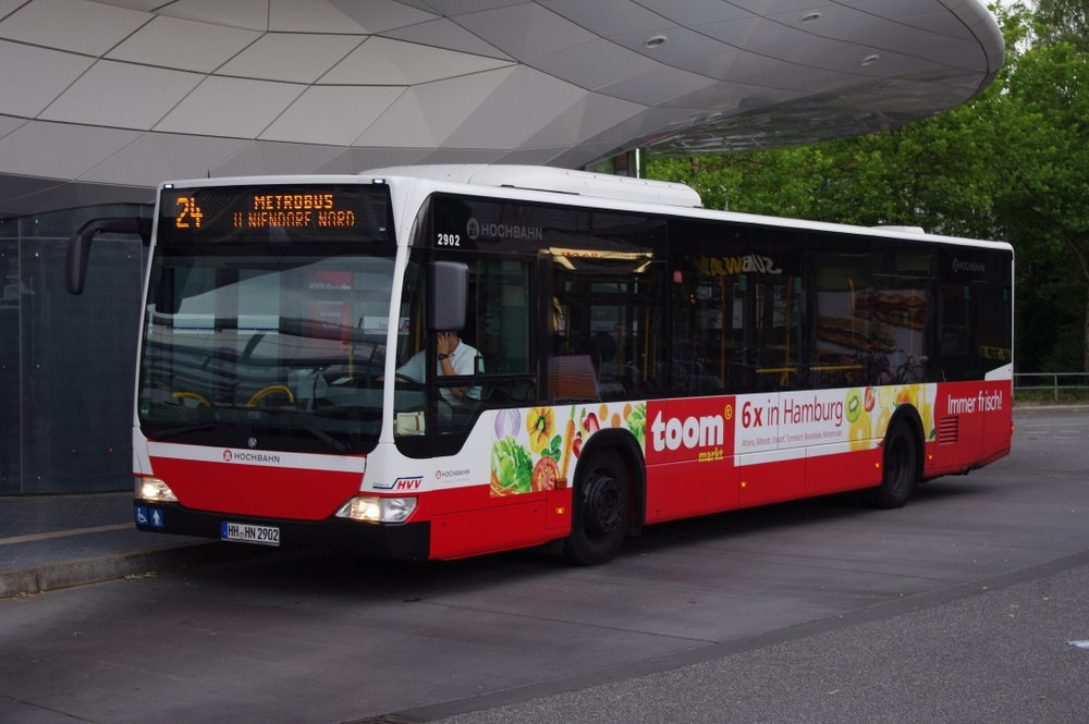 Hochbahn 2902(B-Wagen) am 17.Juli 2010 auf der Busanlage Poppenbttel

