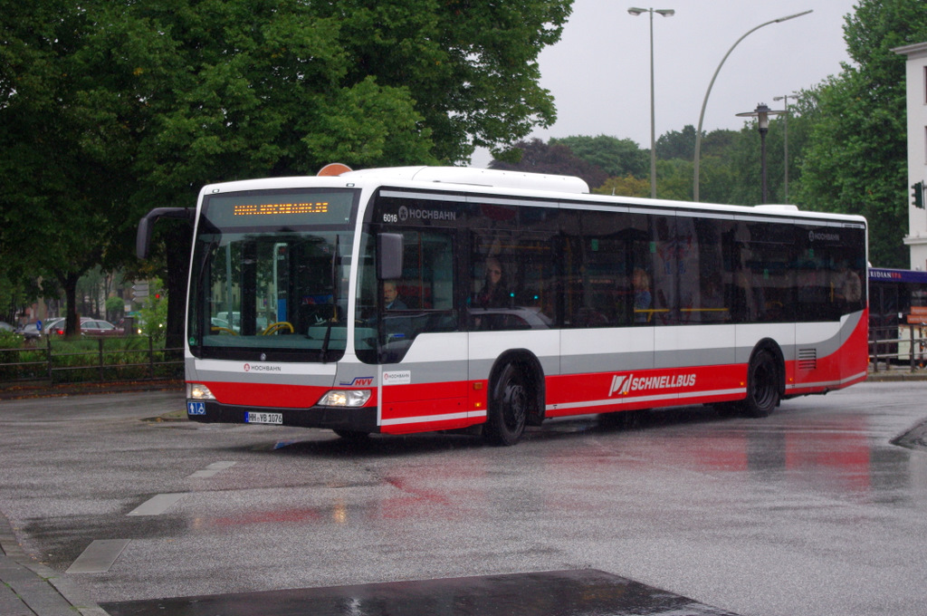 Hochbahn 6016 am 27.August 2010 auf der Linie 39 auf der Busanlage Wandsbek Markt.