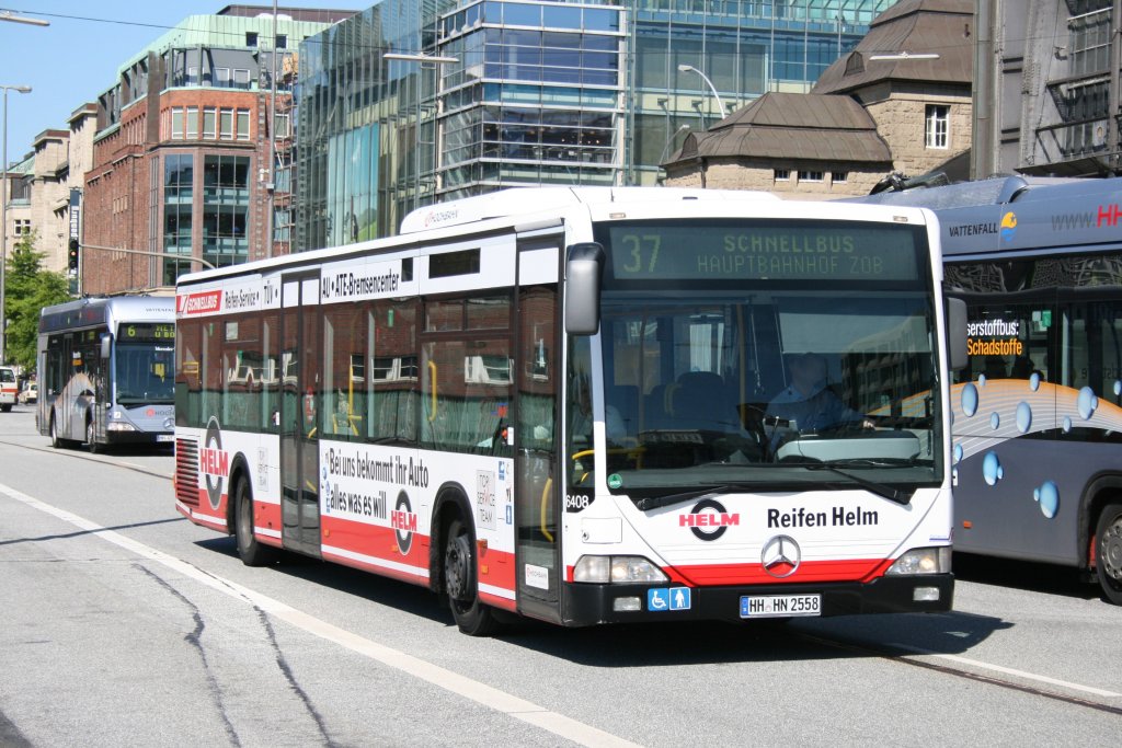 Hochbahn 6408 (HH HN 2558) macht Werbung fr Reifen Helm.
Hamburg HBF, 17.6.2010.
