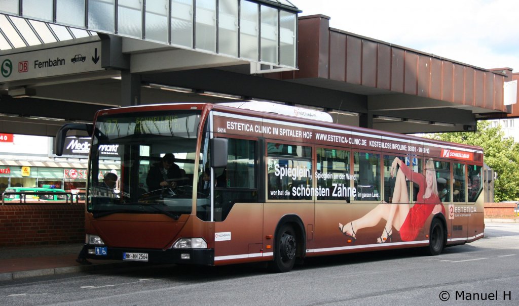 Hochbahn 6414 (HH HN 2564) mit Werbung fr die Estetica Clinic.
Aufgenommen am ZOB Altona, 2.9.2010.