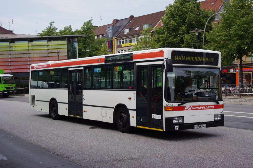 Hochbahn 6567 am 26.Juli 2010 in Wandsbek Markt. Er ist einer der letzten vier O405N1 von ehemals 84 alleine aus der Serie und ber 300 insgesamt bei der HHA.
