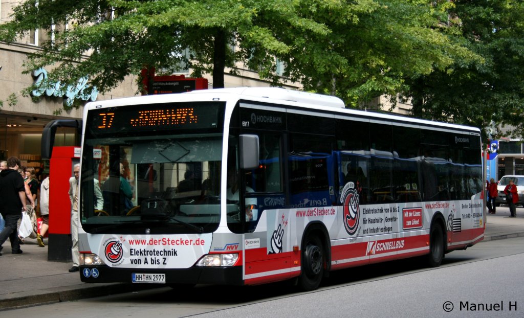 Hochbahn 6917 (HH HN 2977) mit Werbung fr ,Der Stecker.de.
Aufgenommen auf der M am 2.9.2010.