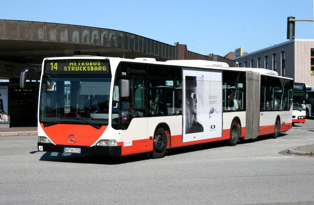 Hochbahn 7018 (HH WW 2918) mit Werbung fr Oakley.
Hamburg Harburg ZOB, 17.6.2010.