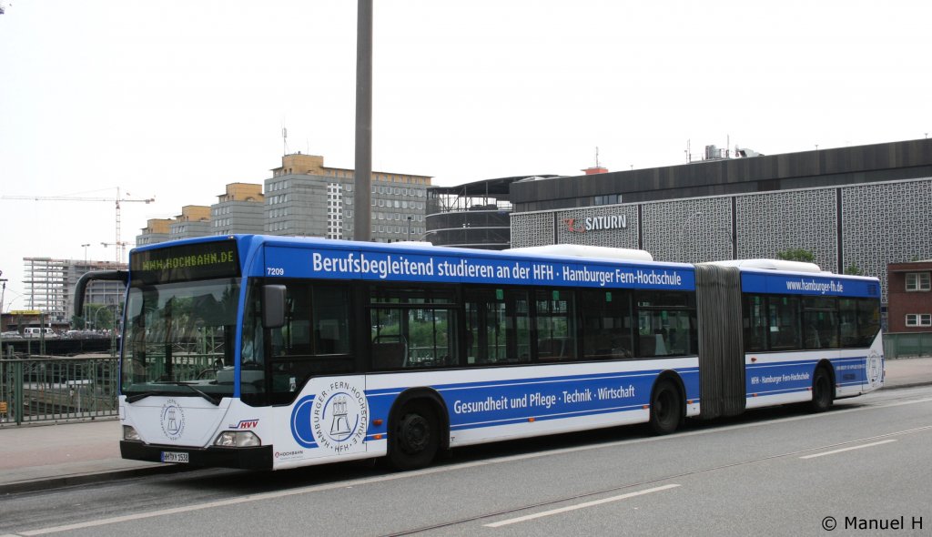 Hochbahn 7209 (HH XY 1538) macht Werbung fr die FH Hamburg.
Hamburg HBF, 1.7.2010.