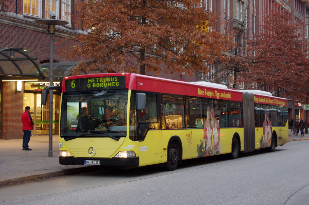 Hochbahn 7230 mit seiner Werbung fr das Maggi Kochstudio am 9.November 2010 in Mnckebergstr.