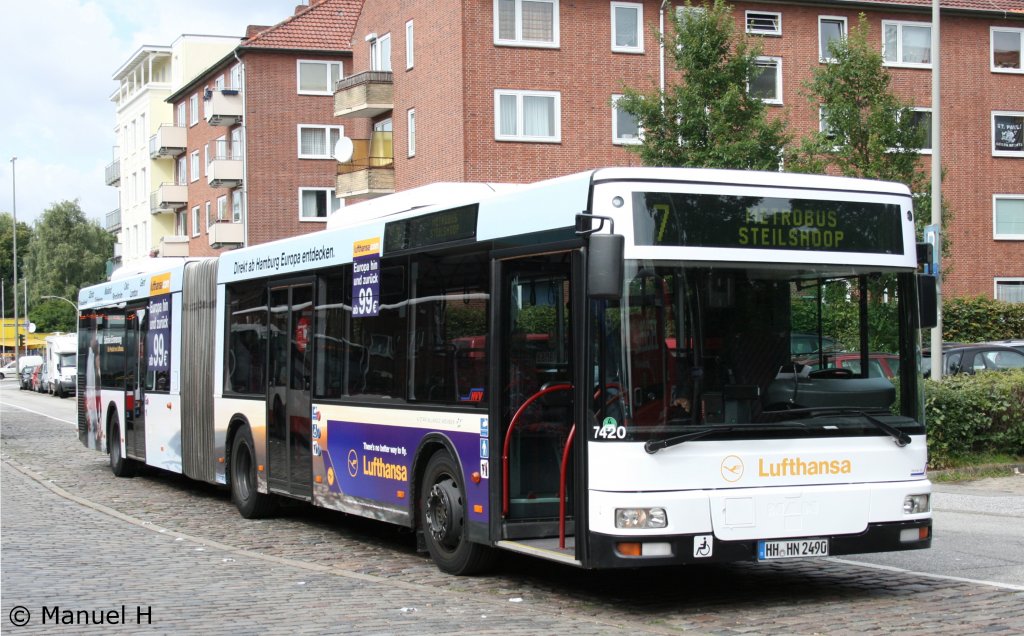 Hochbahn 7420 (HH HN 2490) mit Werbung fr die Lufthansa.
Aufgenommen am ZOB Barmbek, 2.9.2010.
