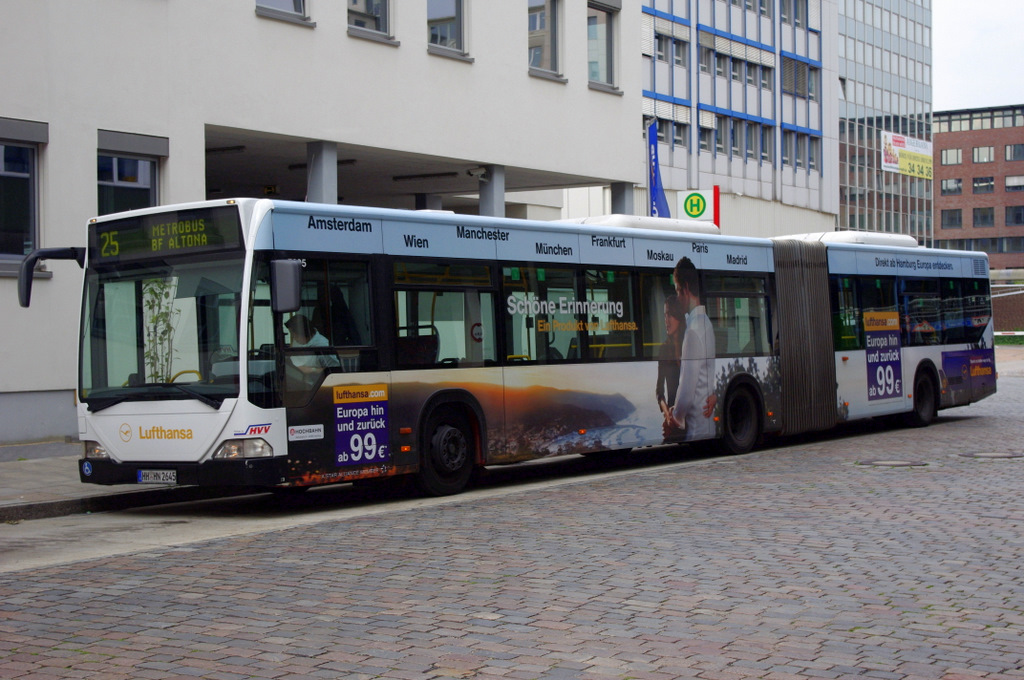 Hochbahn 7605 mit seiner neuen Lufthansa POP Werbung am 13