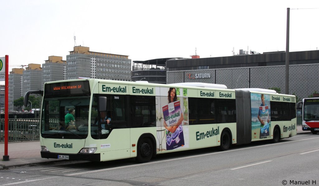 Hochbahn 7810 (HH HN 2840) mit Werbung fr Em.Eukal.
Hamburg HBF, 1.7.2010.