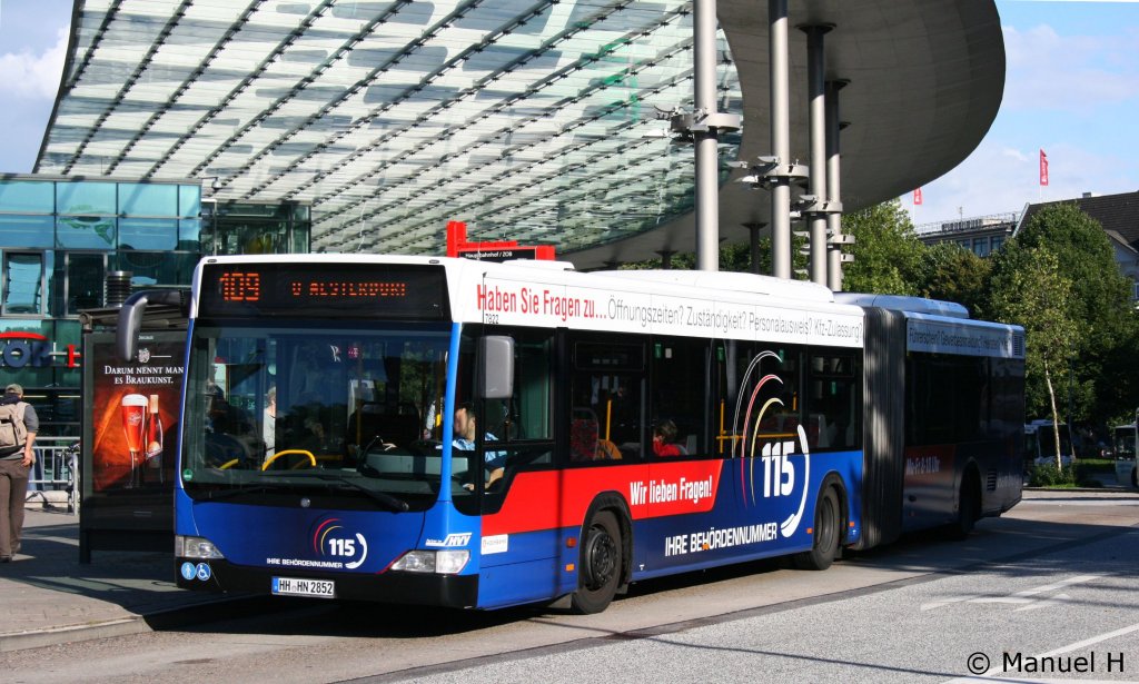 Hochbahn 7822 (HH HN 2852) mit Werbung fr Behrdennummer 115.
Aufgenommen am HBF Hamburg, 2.9.2010.