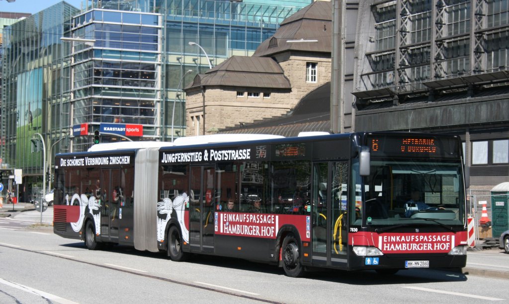 Hochbahn 7830 (HH HN 2860) macht Werbung fr die Einkaufspassage Hamburger Hof.
Hamburg HBF, 17.6.2010.