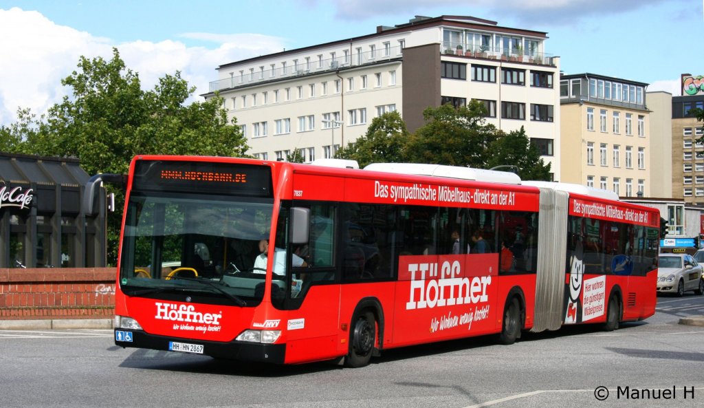 Hochbahn 7837 (HH HN 2867) mit Werbung fr Mbel Hffner.
Aufgenommen am ZOB Altona, 2.9.2010.