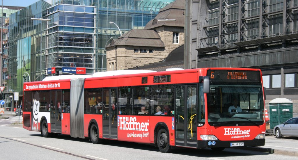 Hochbahn 7839 (HH HN 2869) macht Werbung fr Mbel Hffner.
Hamburg HBF, 17.6.2010.