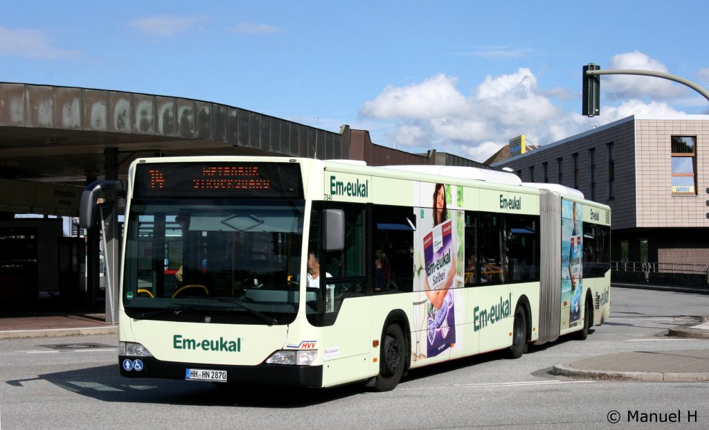 Hochbahn 7840 (HH HN 2870) macht Werbung fr Em.Eukal.
Aufgenommen am ZOB Harburg, 21.8.2010.