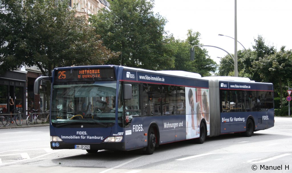 Hochbahn 7921 (HH SP 2921) macht Werbung fr Fides.
Aufgenommen am Eppendorf Markt, 21.8.2010.
