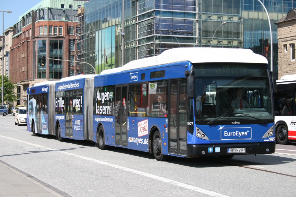 Hochbahn 8507 (HH HN 2587) macht Werbung fr Euro Eyes.
Hamburg HBF, 17.6.2010.