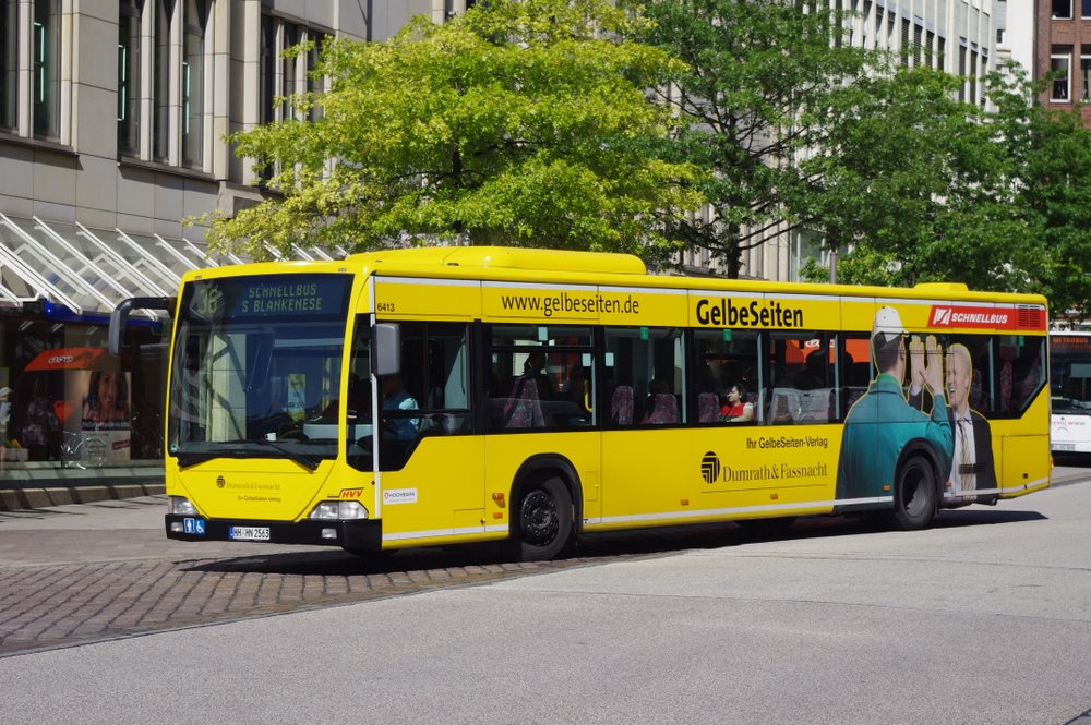 Hochbahn Schnellbus mit der Nummer 6413 vom Typ Citaro M am 7.Juli 2010 am Rathausmarkt