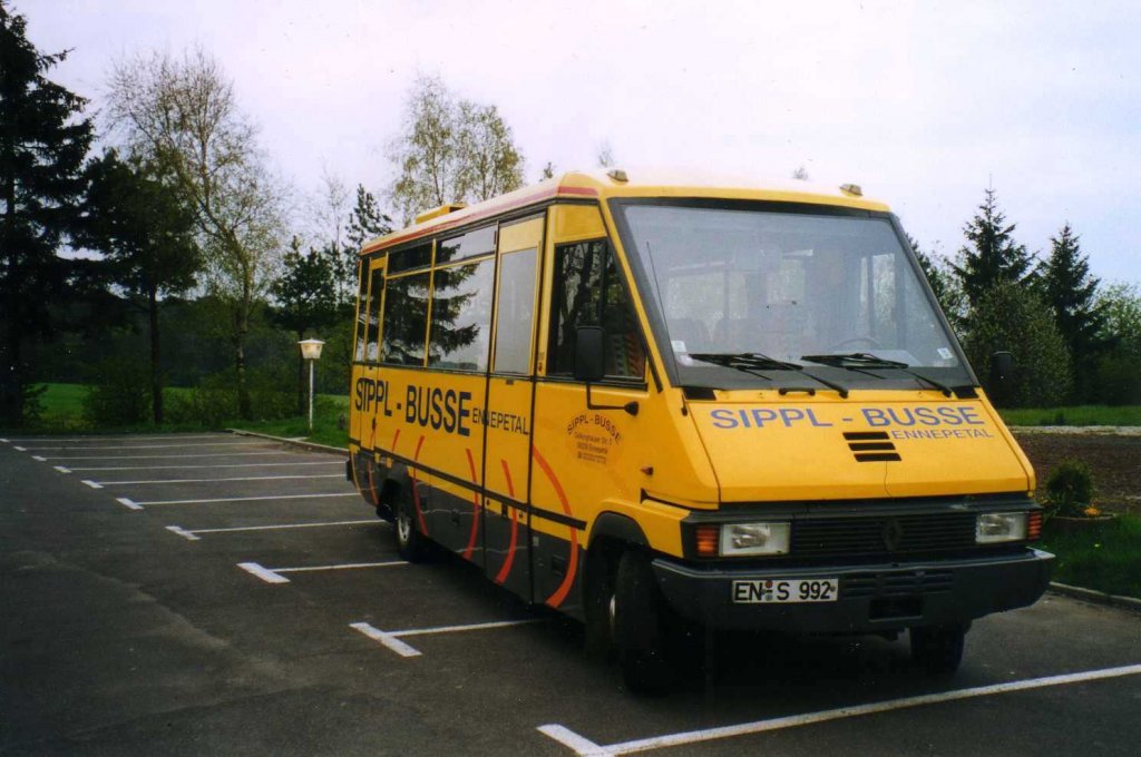 Ikarus 546, aufgenommen im Mai 2001 auf dem Parkplatz des Hotels Dttinger Hhe in Dttingen.
