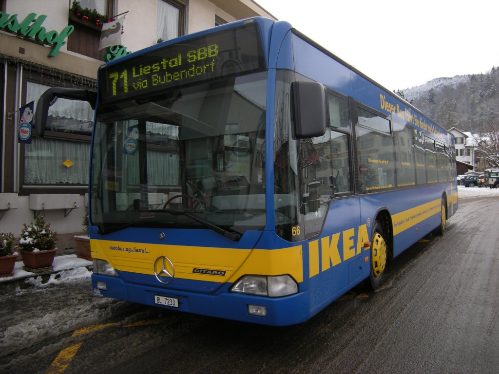 Ikea-Bus Nr. 66 auf der Linie 71 in Reigoldswil am Dorfplatz. (Aufnahme: 2009)