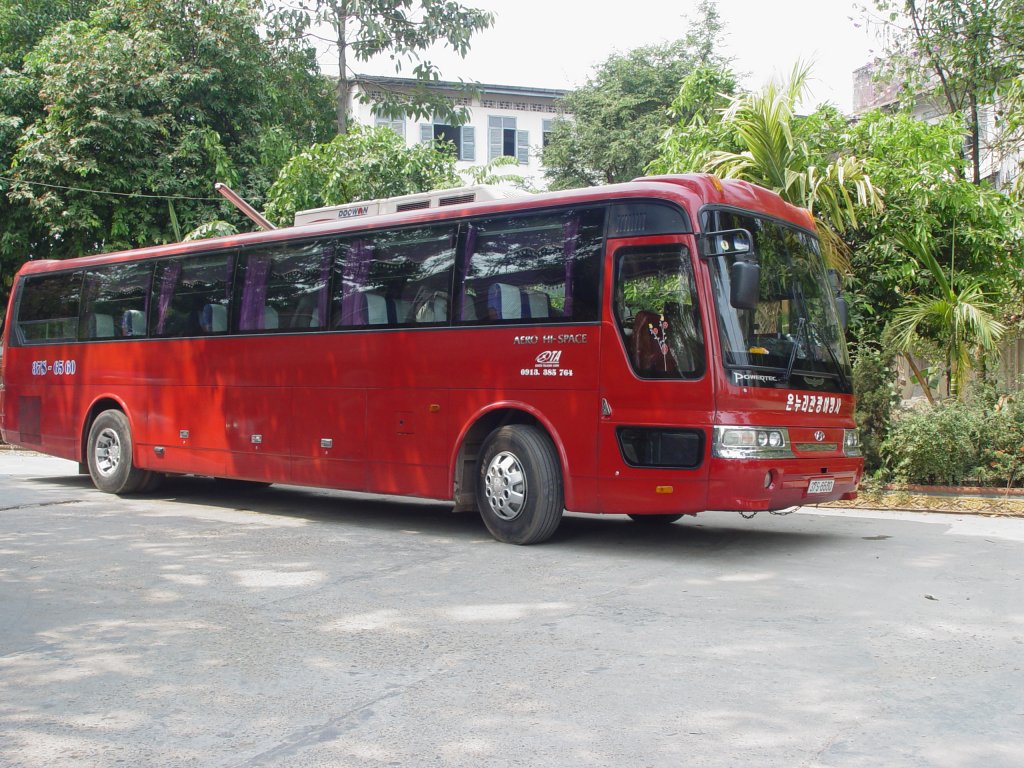 Im Mrz 2010 war dieser Reisebus aus Vietnam, ein Hyundai Aero Hi-space, in Vientiane / Laos unterwegs.
