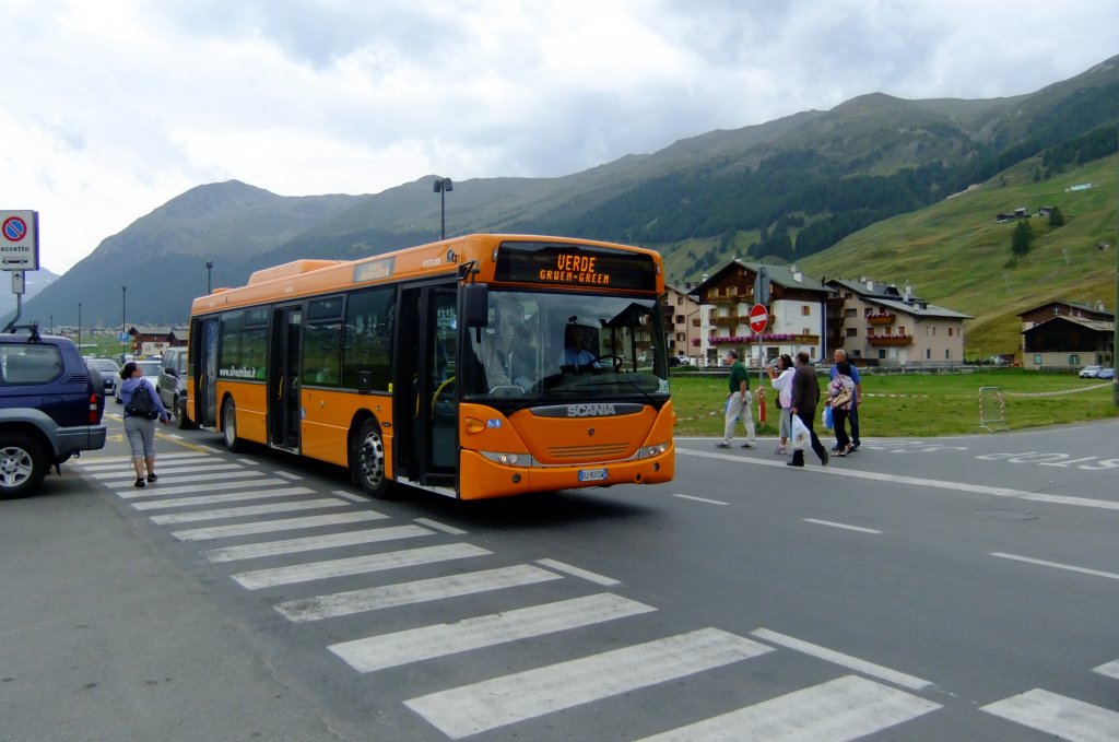 Im Ortsverkehr von Livigno werden orange Scania OmniCity eingesetzt, im Winter auch in Gelenkversion, im Sommer vorwiegend Standardbusse. Wagen DJ907GW am 27.8.2010 auf der grnen Linie beim Langlaufzentrum. 