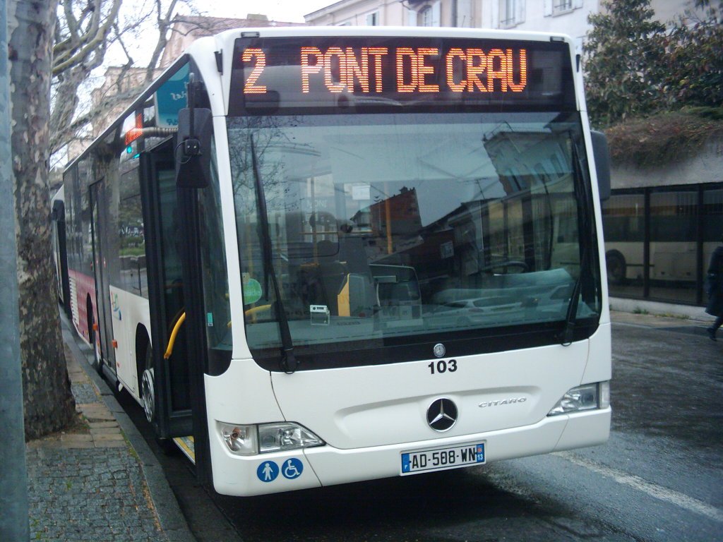 Im provenzalischen Arles sind Citaro-Busse neulich eingetroffen. Im Bild, der EvoBus MB O 530 K (Citaro) mit der Wagennummer 103 in der Stadtmitte am 22.03.2010.