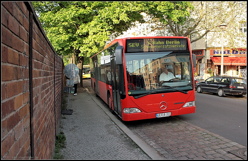 Im Schienenersatzverkehr zwischen Nldnerplatz und Karlshorst ist dieser Bus der Fa. Uecker-Randow Bus GmbH, Ueckermnde, unterwegs (UER B 311, gesehen Berlin Nldnerplatz 21.05.2010)