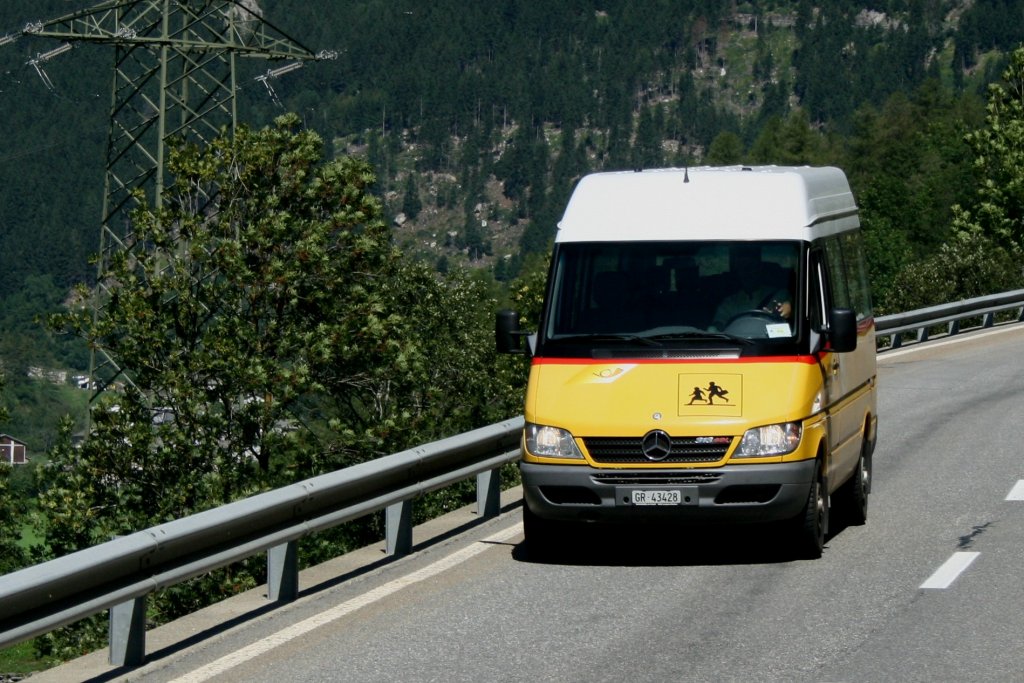 Im Schlerverkehr setzt PU Balzarolo aus Poschiavo zwei Sprinter ein. GR 43'428, ein 313CDI aus 2005, am 26.8.2010 unterwegs oberhalb San Carlo. 