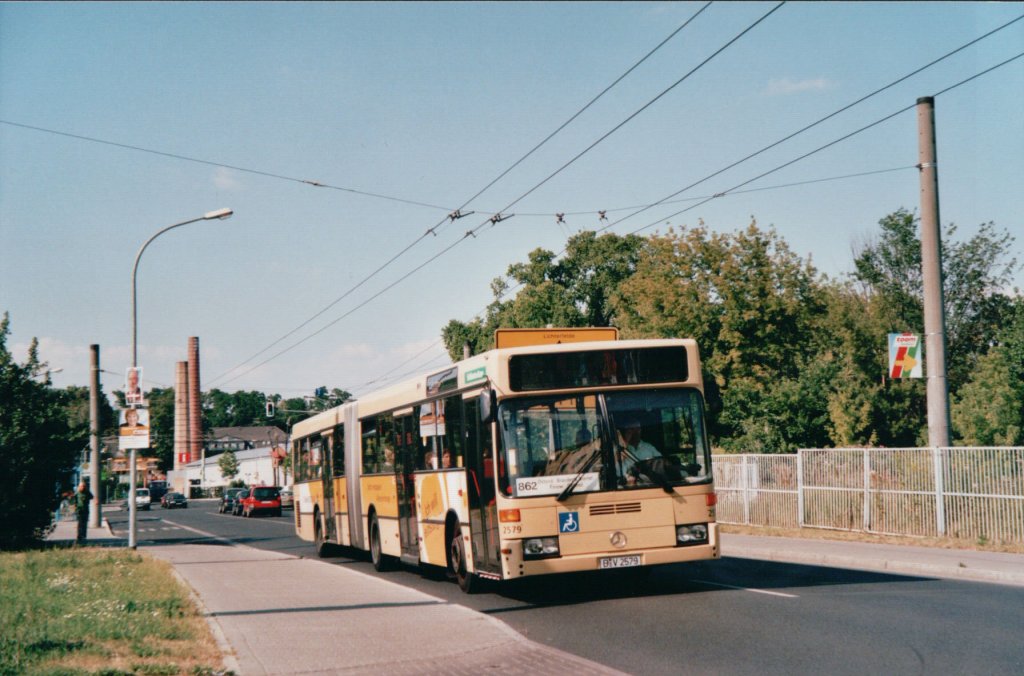 Im Sommer 2004 war auf der Obus Linie 862 in Eberswalde Obus-Ersatzverkehr. Dazu kamen sowohl BBG eigene MAN SL und NL zum Einsatz, sowie Mercedes Gelenkwagen der BVG. Hier fhrt Wagen 2579 der BVG Richtung Brandenburgisches Viertel.