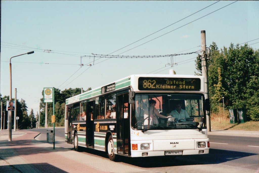 Im Sommer 2004 war auf der Obus Linie 862 in Eberswalde Obus-Ersatzverkehr. Dazu kamen sowohl BBG eigene MAN SL und NL zum Einsatz, sowie Mercedes Gelenkwagen der BVG. Hier ist Wagen 113 der BBG-Eberswalde im Brandenburgischen Viertel.
