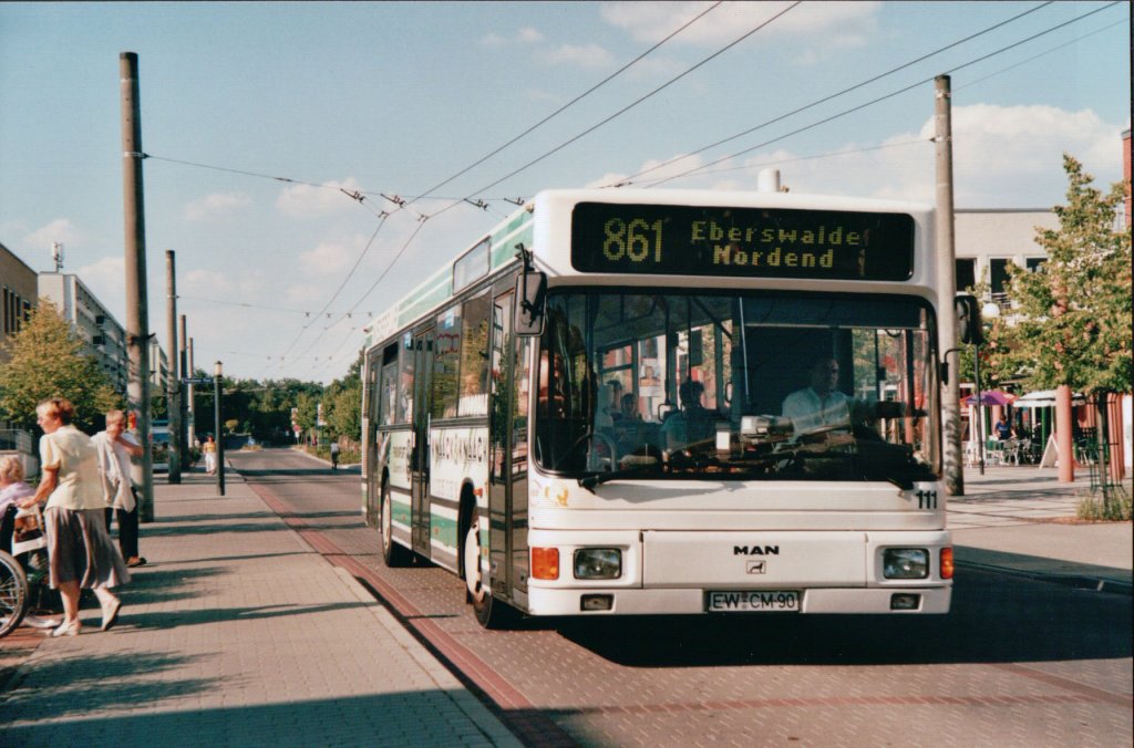 Im Sommer 2004 war auf der Obus Linie 861 in Eberswalde Obus-Ersatzverkehr. Dazu kamen sowohl BBG eigene MAN SL und NL zum Einsatz, sowie Mercedes Gelenkwagen der BVG. Hier ist Wagen 111 der BBG-Eberswalde im Brandenburgischen Viertel.