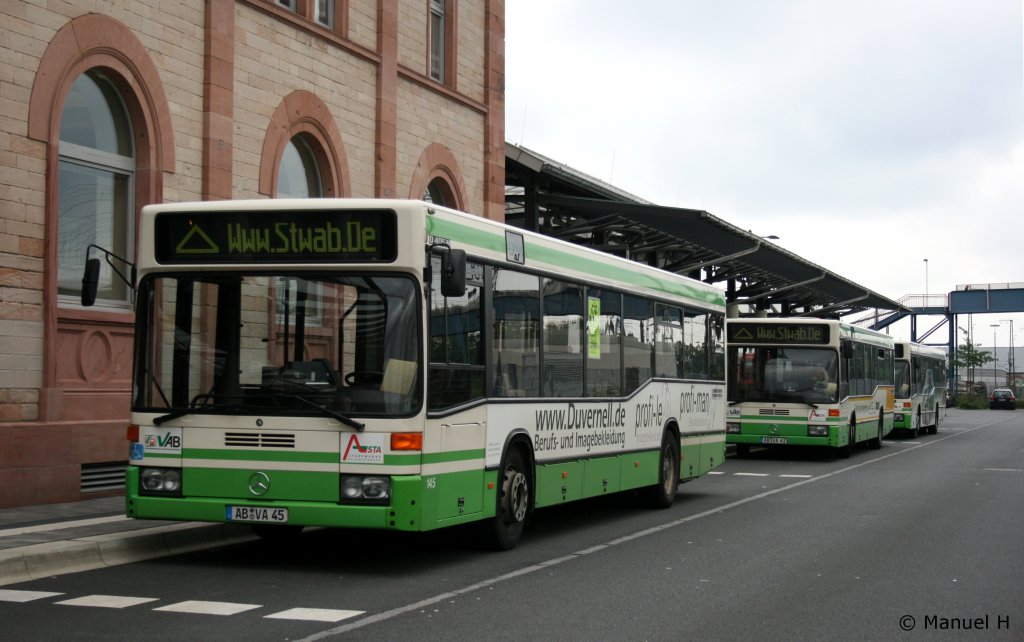 In Aschaffenburg bei der ASTA ist der MB 405 das Standardfahrzeug.
Am 18.8.2010 konnte ich gleich drei stck am HBF Aschaffenburg aufnehmen.