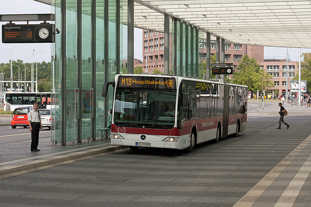 In der Halle auf dem Bahnhofsvorplatz vor dem Braunschweiger Hauptbahnhofes, wo neben den Bussen auch die Straenbahn hlt, war am 8. August 2010 der BS-YX 804 von der Fahrt auf der Linie M19 eingetroffen.