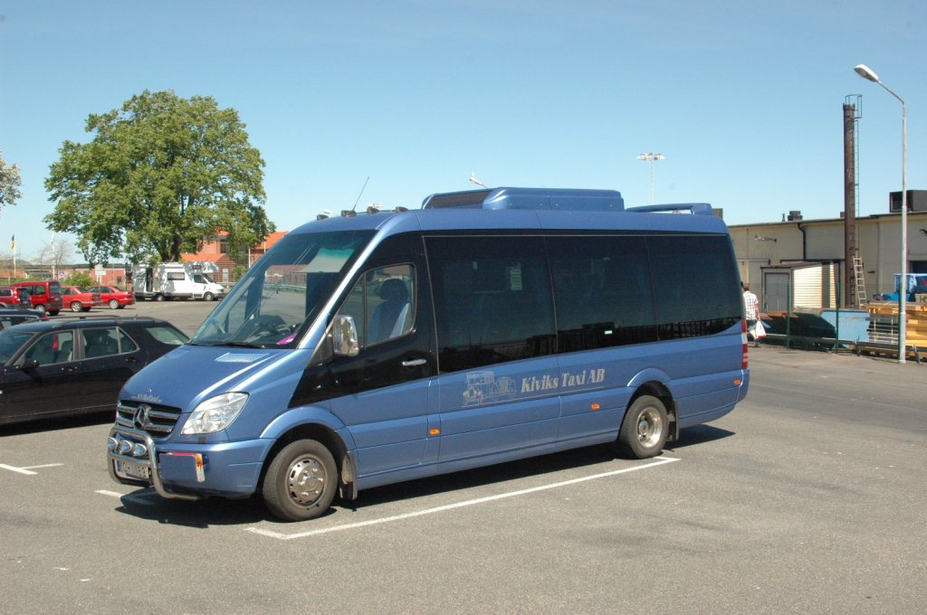 In Kivik/Schweden  ist ein Mercedes Sprinter 518 CDI als Kleinbus unterwegs.