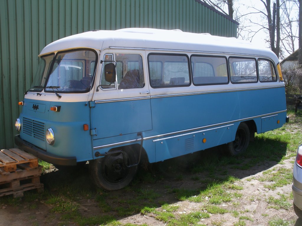 In Lieschow steht dieser ROBUR Reisebus.Aufgenommen am 28.April 2013.