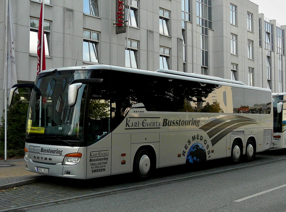 In der Nhe des Hbf von Rostock wurde dieser Schwedische Reisebus der Marke Setra S 416 HD-GT am 24.09.2011 auf Chip gebannt.