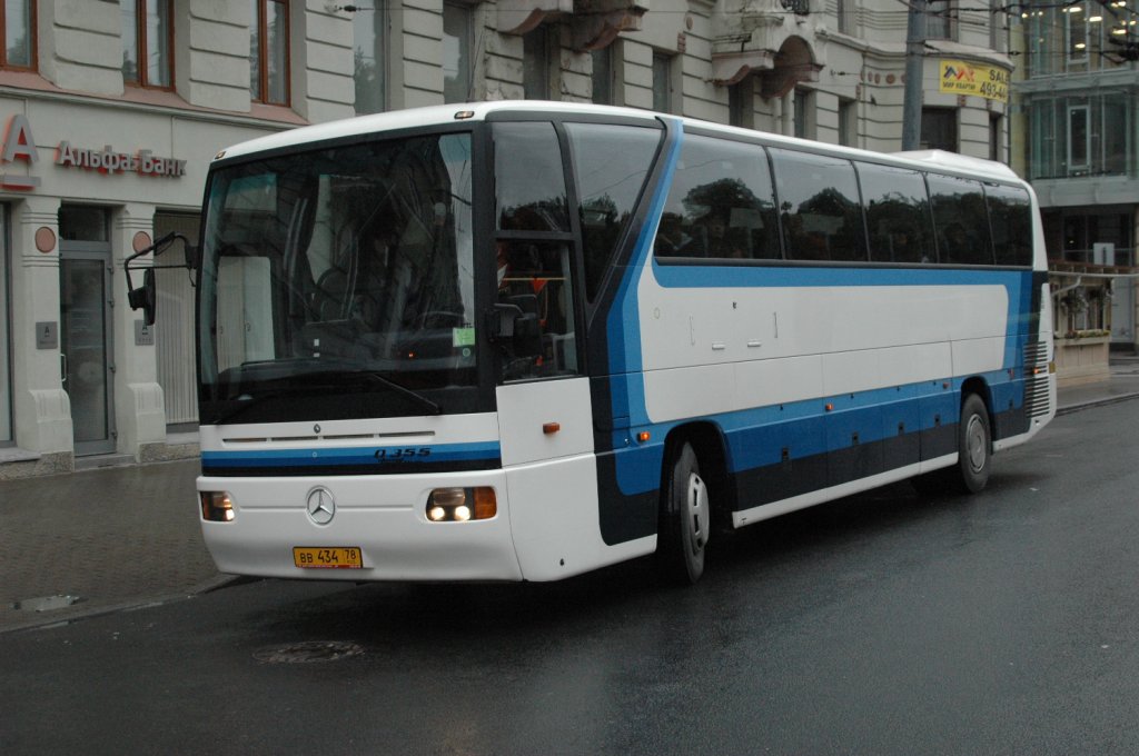 In St. Petersburg gesehen und abgelichtet am 19.09.2010 ein Mercedes-Benz 0355 Tourismo.

 