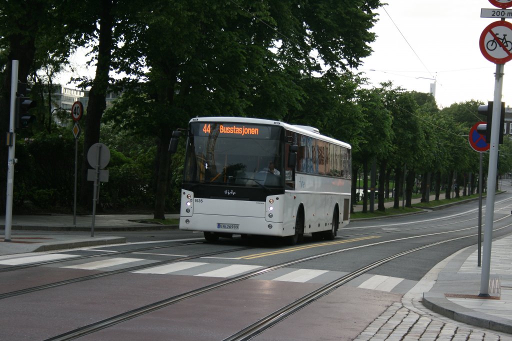 In einer vermutlich provisorischen weissen Bemalung ist dieser Scania/Vest-berlandbus am 8.7.2010 unterwegs beim Stadtpark in Richtung Busterminal. 